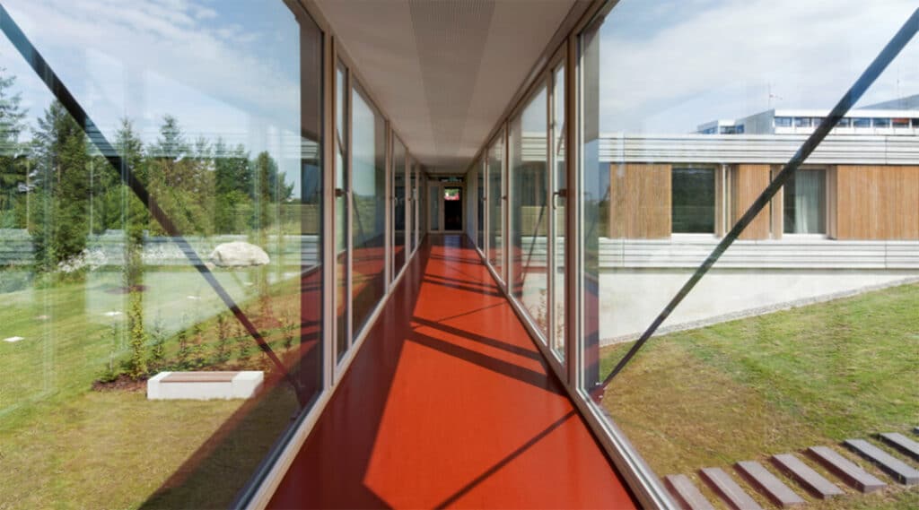 Centre psychiatrique de Friedrichshafen - Agence Huber Staudt Architectes - Vue intérieure de la galerie © Huber-Staudt
